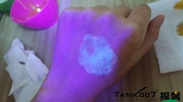 客戶買(mǎi)了紫光手電驗(yàn)熒光劑，先拿面膜大姨媽巾開(kāi)刀 