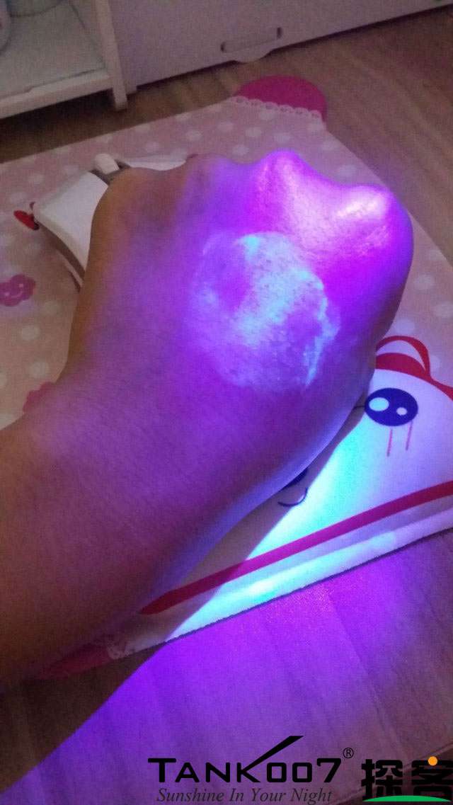 客戶買(mǎi)了紫光手電驗(yàn)熒光劑，先拿面膜大姨媽巾開(kāi)刀 