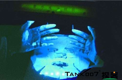 客戶買(mǎi)了紫光手電驗(yàn)熒光劑，先拿面膜大姨媽巾開(kāi)刀 