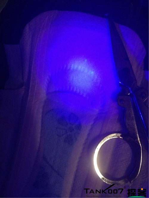 客戶買(mǎi)了紫光手電驗(yàn)熒光劑，先拿面膜大姨媽巾開(kāi)刀 