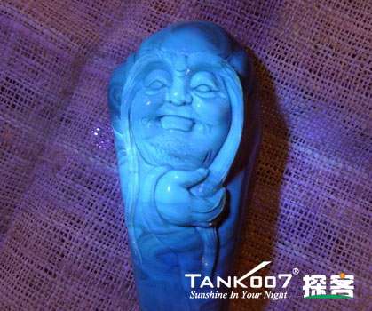 網(wǎng)上用紫光手電鑒定琥珀的帖子這么多，哪個(gè)是真假？